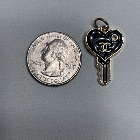 Black and Gold CC key charm comes with a chain - Picture 2 of 4